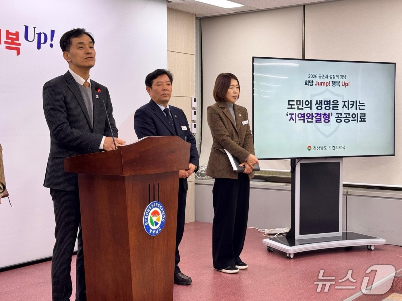 본문 이미지 - 이도완 경남도 보건의료국장(맨 왼족)이 2일 도청 프레스센터에서 올해 보건의료국 주요 정책을 브리핑하고 있다.(경남도 제공. 재판매 및 DB금지)