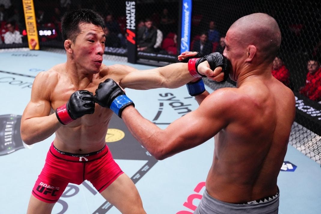 본문 이미지 - 김상욱(왼쪽)이 1일(한국시간) UFC 325에서 돔 마르판과 대결하고 있다.(UFC 제공)