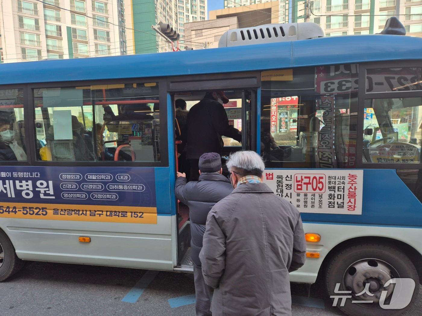 본문 이미지 - 2일 오전 9시께 울산 남구 신정3동행정복지센터 앞 버스정류장에서 노인 3명이 마을버스 남구 05에 오르고 있다.2026.2.2/뉴스1ⓒ 뉴스1 박정현 기자
