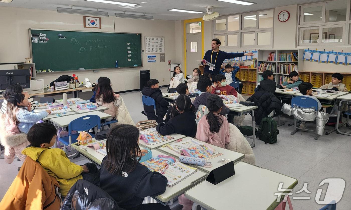 본문 이미지 - 포스코가 포항·광양제철소 직원 자녀를 대상으로 '키즈 잉글리시 캠프'를 오는 11일까지 진행한다.(포스코 제공, 재판매 및 DB 금지) 