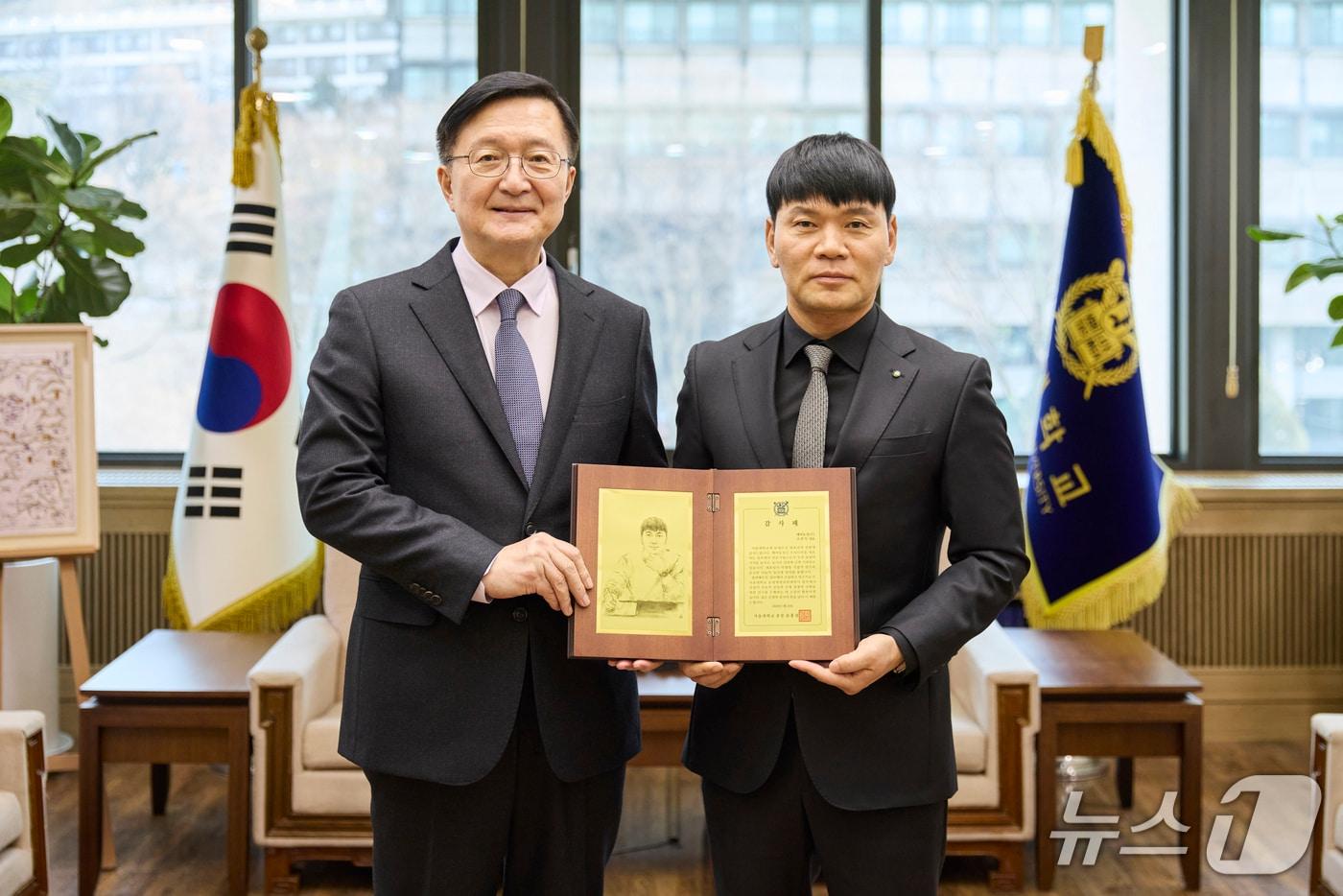 본문 이미지 - 유홍림 서울대 총장이 지난달 30일 관악캠퍼스 행정관에서 조만익 대표에게 감사패를 전달했다. (서울대 제공)