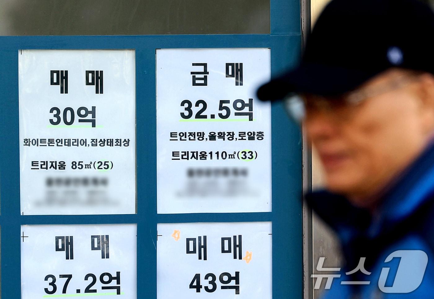 본문 이미지 - 이재명 대통령이 연일 SNS를 통해서 부동산 정책과 관련한 강경한 메시지들을 내놓고 있는 2일 서울 송파구 한 공인중개사 사무실에 아파트 급매 전단지가 붙어 있다. 이 대통령은 다주택자 양도소득세 중과 유예를 연장하지 않겠다는 대통령 발언 이후 아파트 가격을 낮춘 급매물이 나왔다는 기사를 SNS에 인용하기도했다. 2026.2.2/뉴스1 ⓒ News1 이호윤 기자