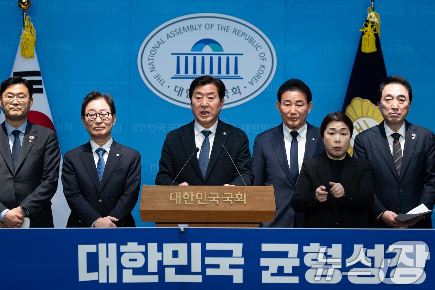 본문 이미지 - 황명선 더불어민주당 충청특위 상임위원장을 비롯한 의원들이 2일 서울 여의도 국회 소통관에서 민주당 충남·대전통합 및 충청발전특별위원회 기자회견을 하고 있다. 2026.2.2 ⓒ 뉴스1 유승관 기자