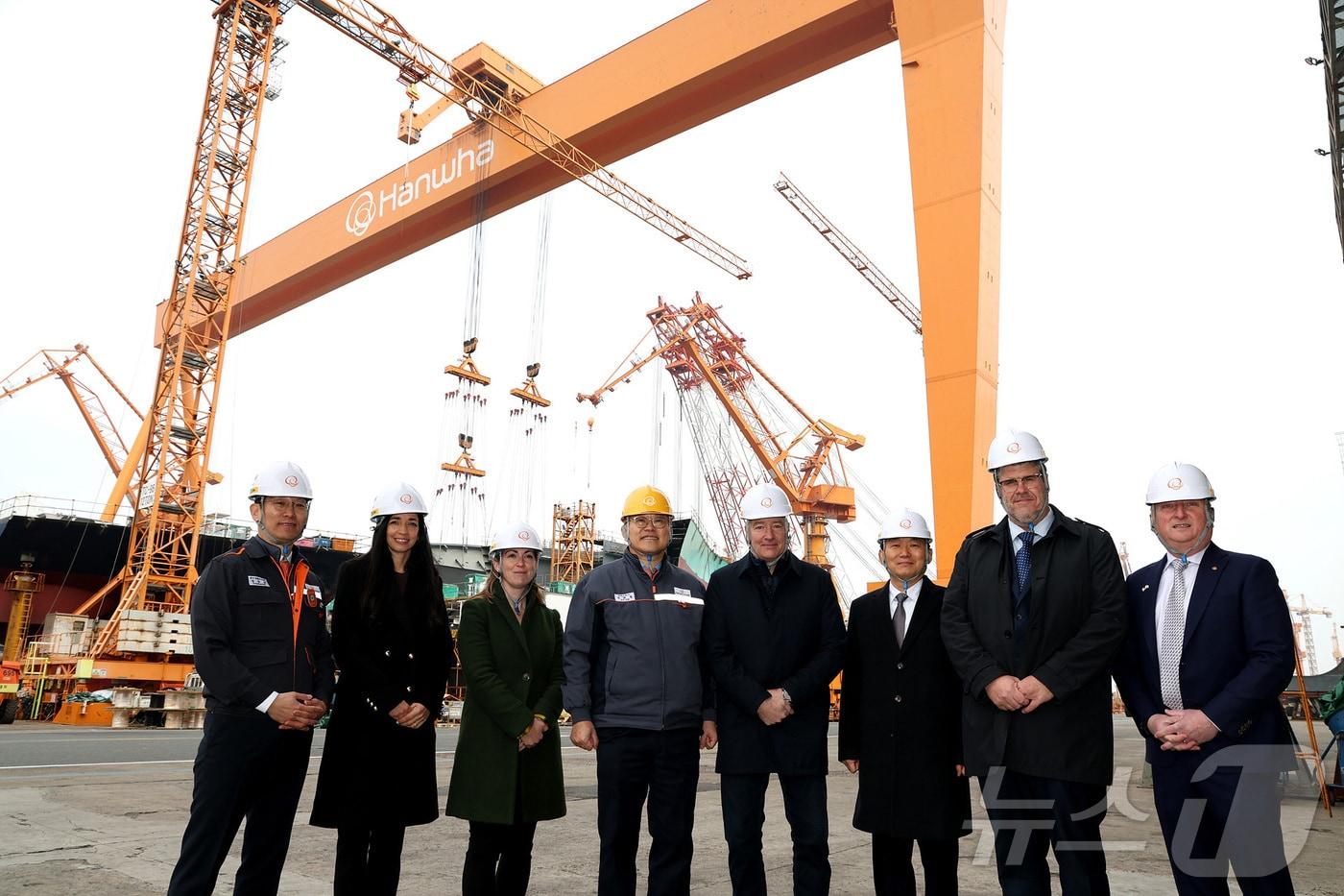 본문 이미지 - 스티븐 퓨어 캐나다 국방조달 특임장관(왼쪽 다섯 번째)이 2일 한화오션 거제사업장을 방문해 이두희 국방부 차관(왼쪽 여섯 번째)과 김희철 한화오션 대표(왼쪽 네 번째)와 함께 생산시설을 돌러본 후 기념촬영을 하고 있다. (한화오션 제공. 재판매 및 DB 금지) 2026.2.2/뉴스1