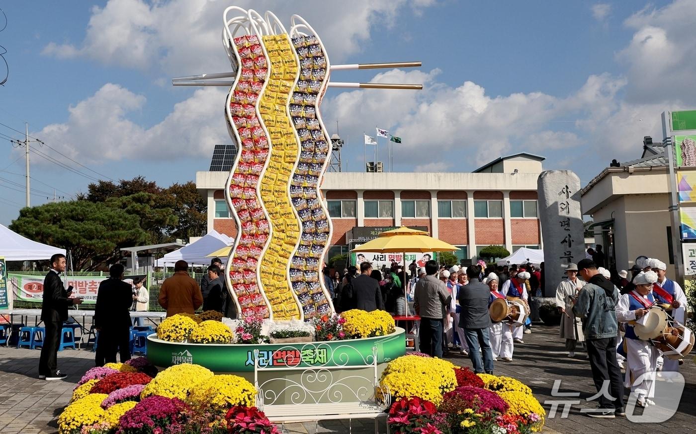 본문 이미지 - 충북 괴산군은 각 읍·면 지역축제 10개에 2000만 원씩 지원한다. 사진은 사리 면발축제 모습.(괴산군 제공, 재판매 및 DB금지)/뉴스1