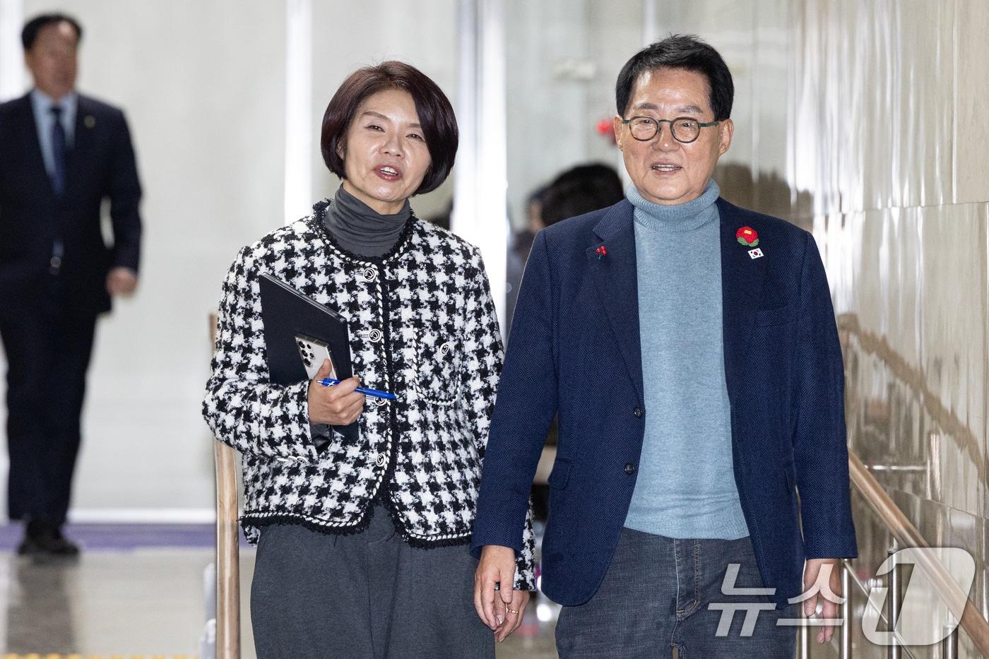 본문 이미지 - 한정애 더불어민주당 정책위의장과 박지원 의원이 지난 2일 서울 여의도 국회에서 열린 정책의원총회에 참석하고 있는 모습. 2026.2.2/뉴스1 ⓒ News1 이승배 기자