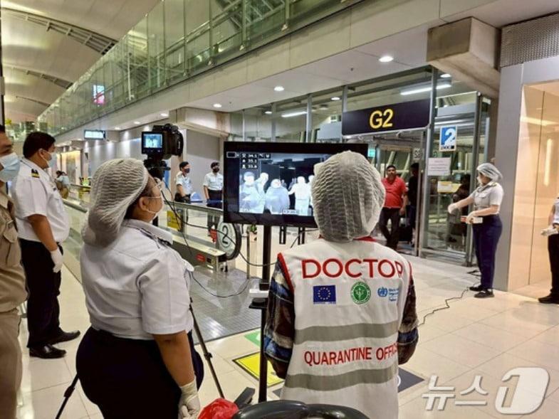 본문 이미지 - 25일(현지시간) 인도 서벵골 지역에서 니파바이러스감염이 발생하자 태국 방콕 수완나품 국제공항에서 승객들을 대상으로 건강 검역 조치가 시행됐다. 2026. 01. 25. ⓒ 로이터=뉴스1