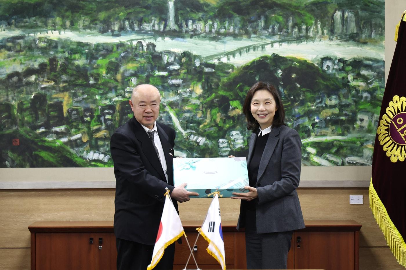 본문 이미지 - 최호정 서울시의장이 이토 조이치 홋카이도의장에게 기념품을 전달하고 있다.(서울시의회 제공)