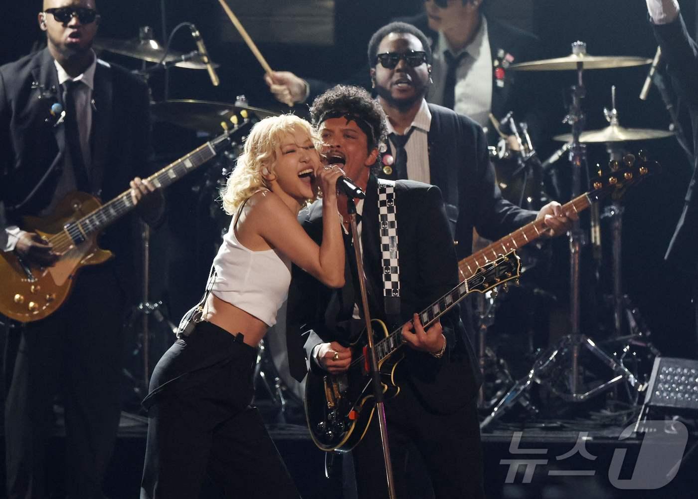 본문 이미지 - 로제(왼쪽), 브루노 마스 ⓒ AFP=뉴스1