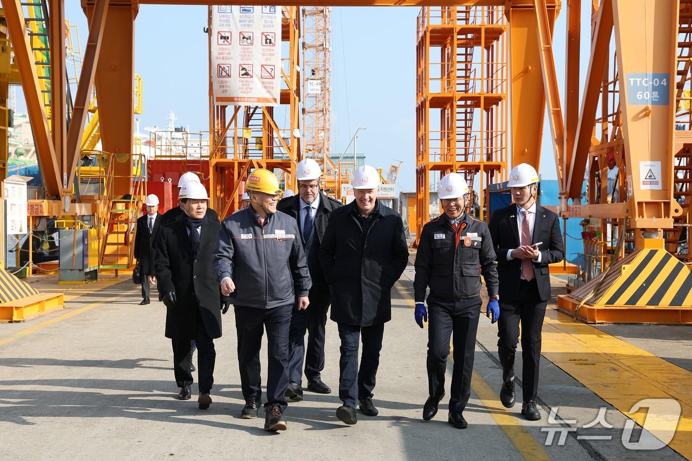 본문 이미지 - 스티븐 퓨어 캐나다 국방조달 특임장관(가운데)이 2일 한화오션 거제사업장을 방문해 이두희 국방부 차관(왼쪽 첫번째), 김희철 한화오션 대표(왼쪽 두번째)와 함께 캐나다 CPSP 사업에 제안한 장보고-III 배치-II 선도함인 장영실함에 승함하는 등 생산시설을 돌아봤다(한화오션 제공)