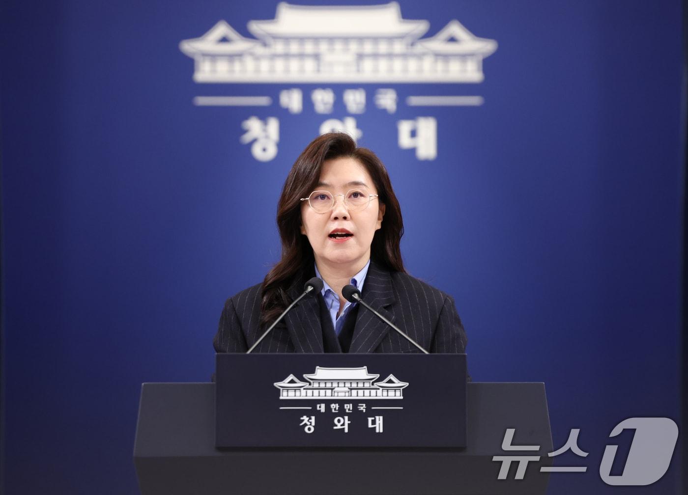 본문 이미지 - 강유정 대변인이 2일 청와대 춘추관에서 재정경제부 2차관 등 인사 관련 브리핑을 하고 있다. 2026.2.2/뉴스1 ⓒ News1 허경 기자