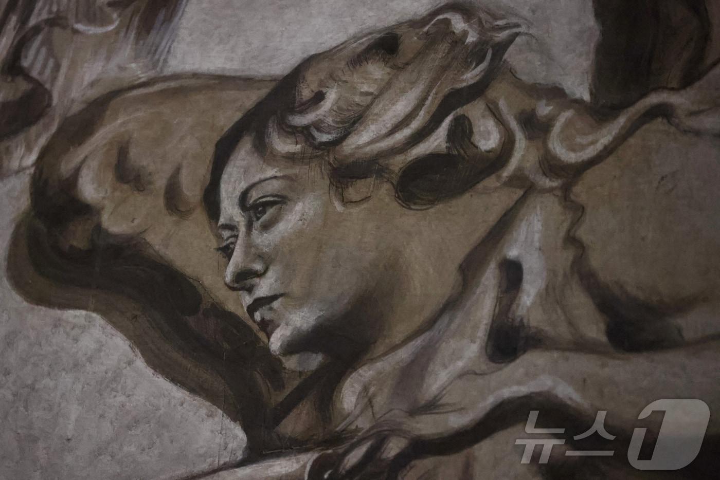 본문 이미지 - 1월 31일(현지시간) 이탈리아 로마의 루치나 산 로렌초 대성당의 천사 프레스코화. 이탈리아 문화부와 천주교 로마 교구는 복원된 천사의 모습이 조르자 멜로니 이탈리아 총리를 닮았다는 논란과 관련해 조사에 작수했다. 2025.01.31. ⓒ 로이터=뉴스1 ⓒ News1 윤다정 기자