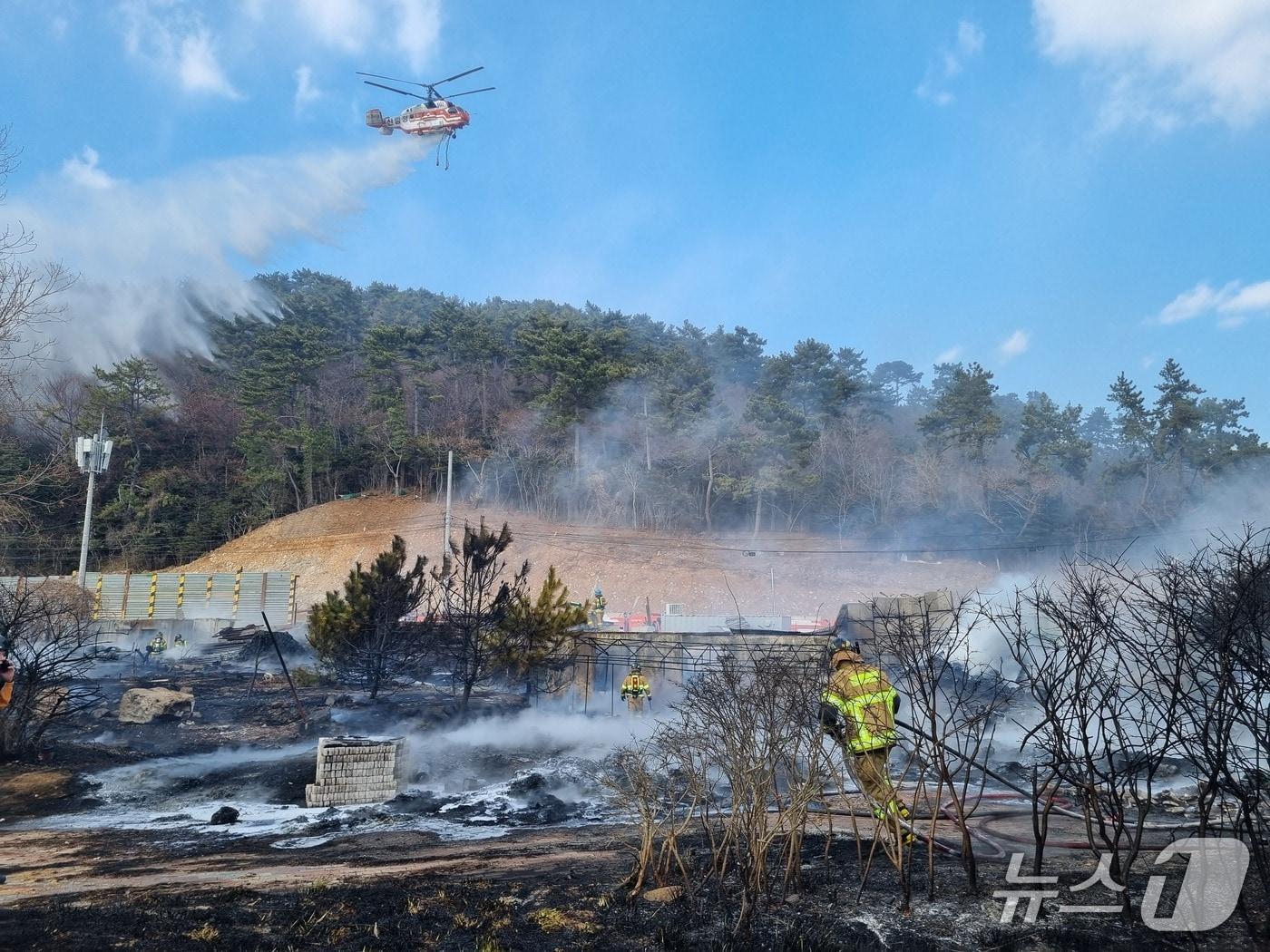 본문 이미지 - 부산 기장군 대변리 컨테이너서 화재.(부산시소방본부 제공. 재판매 및 DB금지)