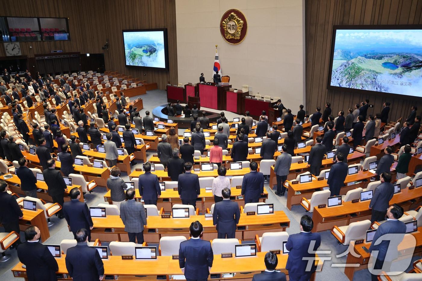 본문 이미지 - 2일 서울 여의도 국회에서 열린 제432회국회(임시회) 개회식에서 의원들이 국민의례를 하고 있다. 2026.2.2 ⓒ 뉴스1 신웅수 기자