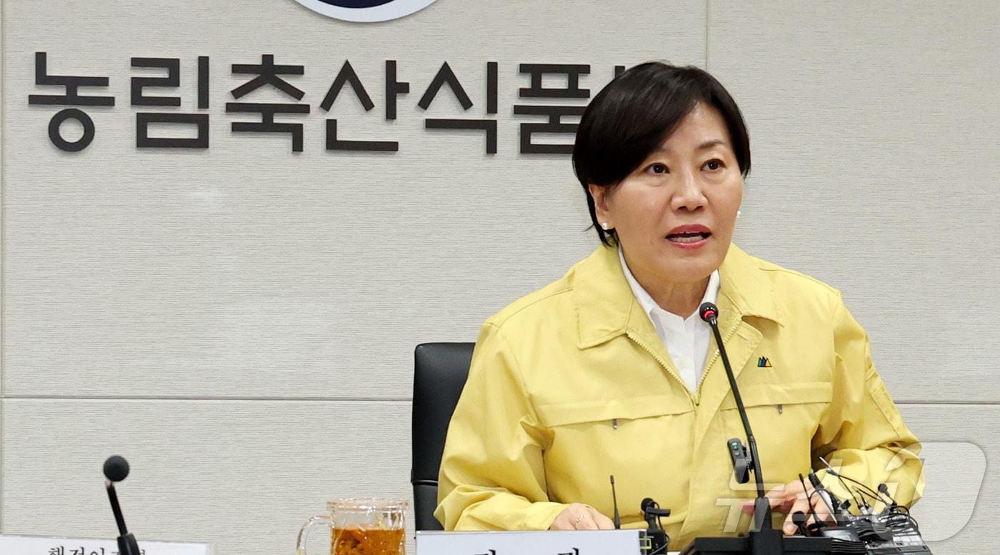 본문 이미지 - 송미령 농림축산식품부 장관이 2일 세종시 정부세종청사 재난상황실에서 가축전염병 중앙사고수습본부회의를 주재하며 방역 상황을 점검하고 있다. 2026.2.2 ⓒ 뉴스1 김기남 기자