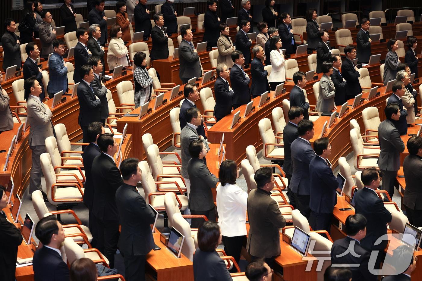 본문 이미지 - 2일 서울 여의도 국회에서 열린 제432회국회(임시회) 개회식에서 의원들이 국민의례를 하고 있다. 2026.2.2/뉴스1 ⓒ News1 신웅수 기자