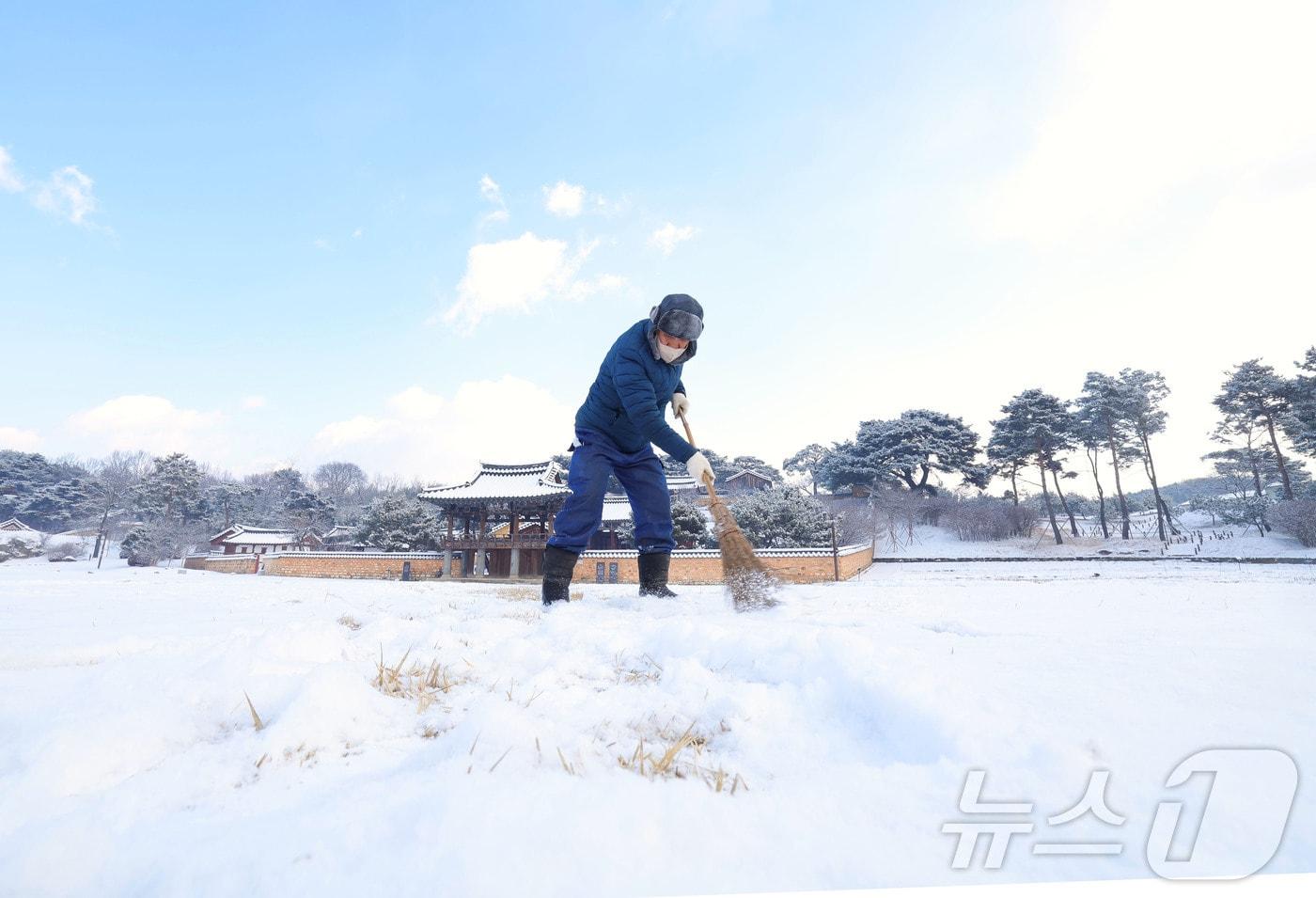 본문 이미지 - 봄의 시작을 알리는 절기상 입춘(立春)을 이틀 앞둔 2일 경남 함양군 수동면 남계서원에서 한 유림이 빗자루로 눈을 치우고 있다. (함양군 제공. 재판매 및 DB 금지) 2026.2.2/뉴스1