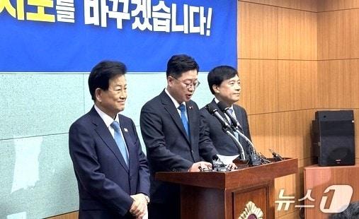 본문 이미지 - 안호영 국회의원이 2일 전북도의회에서 기자회견을 갖고, 완주전주 통합 추진 입장을 밝히고 있다. 이날 기자회견에는 정동영 통일부 장관, 이성윤 국회의원도 함께 했다./뉴스1