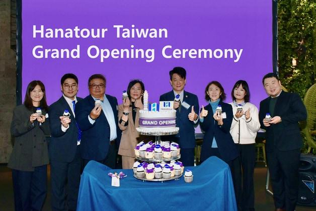본문 이미지 - 지난 1월 29일 타이베이에서 진행한 하나투어 대만 지점 오픈식에서소광성 중화민국여행업품질보장협회 부이사장(왼쪽에서 세번째), 진이선 타이베이시여행상업동업공회 이사장, 황세방 중화민국교통부관광국 부사장, 송미선 하나투어 대표가 기념촬영을 하고 있다.(하나투어 제공)