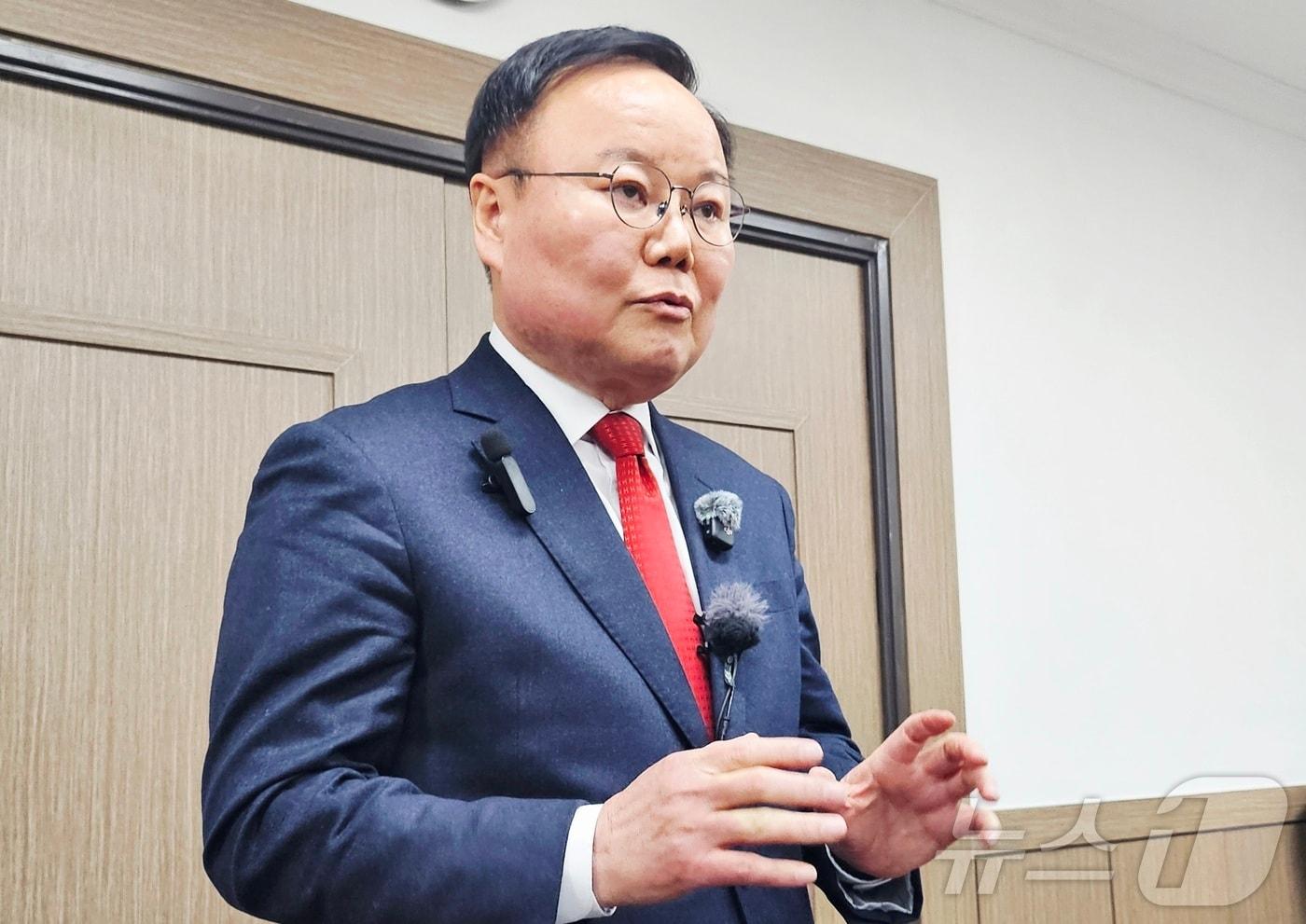 본문 이미지 - 김재원 국민의힘 최고위원(62)이 지난 2일 대구 수성구 국민의힘 경북도당에서 기자회견을 열고 6·3 지방선거 경북도지사 출마를 선언하고 있는 모습. 2026.2.2 ⓒ 뉴스1 남승렬 기자