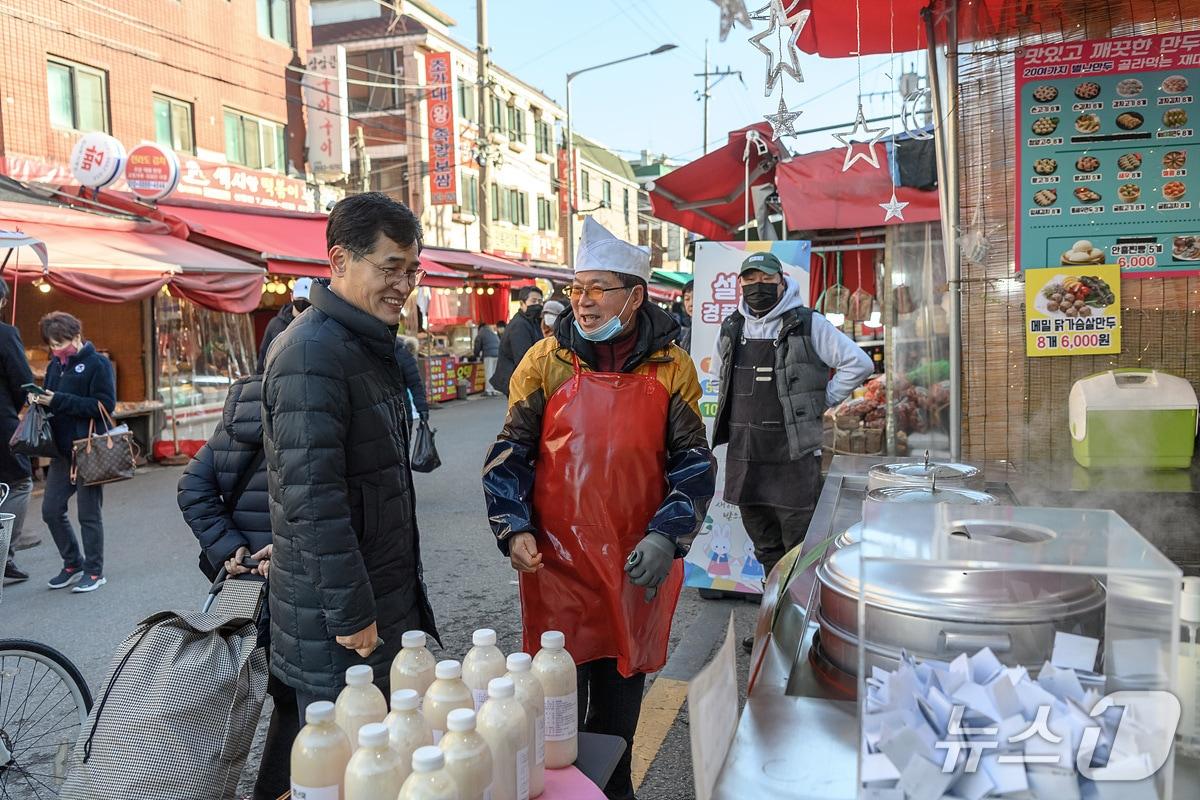 본문 이미지 - 양천구 전통시장(서서울골목형상점가)를 찾아 상인들과 소통하는 이기재 구청장.(양천구 제공)