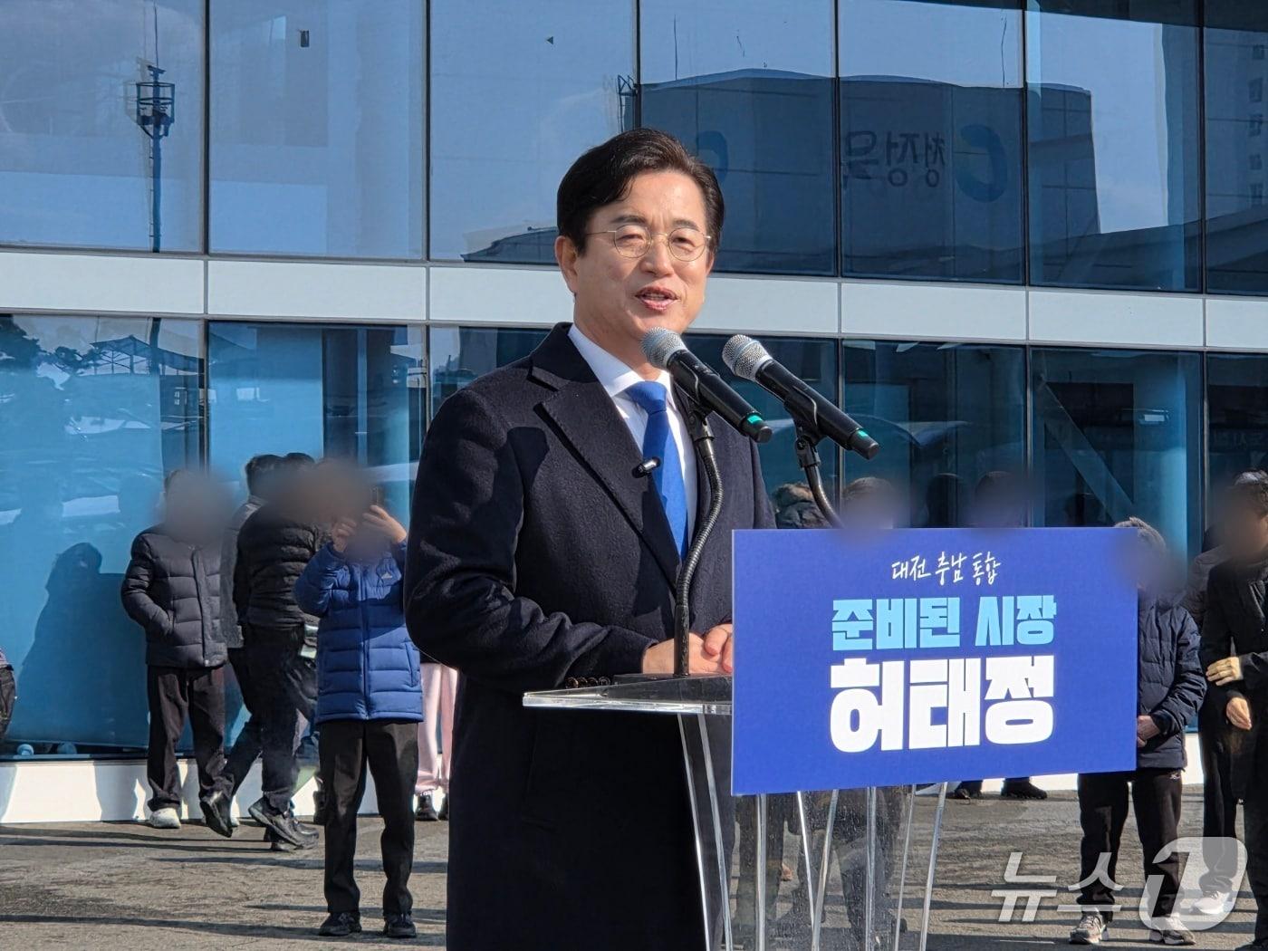 본문 이미지 - 허태정 전 대전시장이 2일 대전역 서광장에서 비전 선포식을 갖고 충남대전통합특별시장 출마를 공식 선언했다. ⓒ 뉴스1 김종서 기자