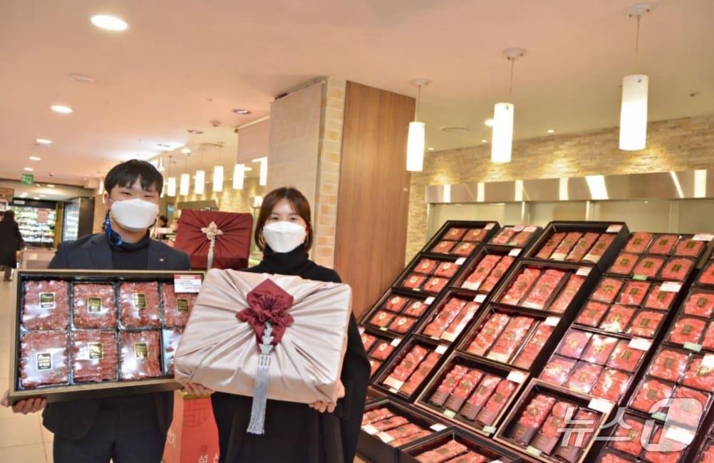 본문 이미지 - 대구백화점 프라자점 직원들이 한우 세트를 들어 보이고 있다.(대구백화점 제공, 재판매 및 DB 금지)