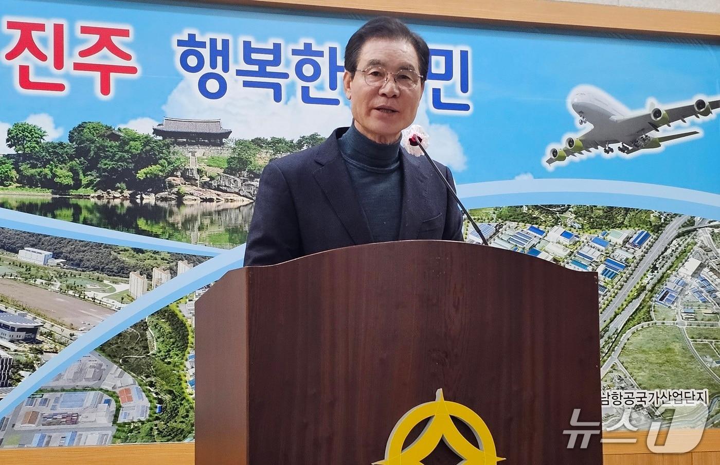 본문 이미지 - 김상권 전 경남도교육청 교육국장 2일 진주시청 브리핑룸에서 기자회견을 열고 교육감 후보 단일화 과정을 설명하고 있다. 2026.2.2/뉴스1 한송학기자