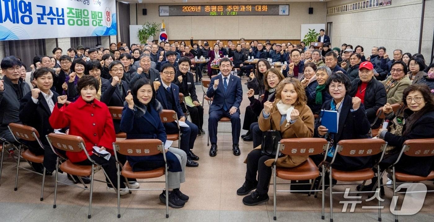 본문 이미지 - 이재영 충북 증평군수가 2일 증평읍에서 주민과의 대화를 하기 앞서 기념촬영을 하고 있다.(증평군 제공, 재판매 및 DB금지)/뉴스1