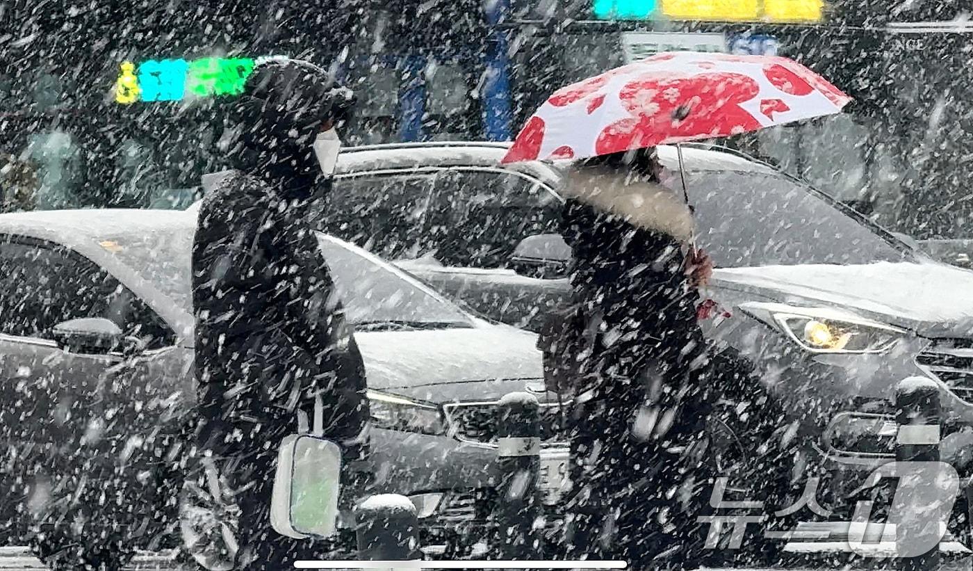 본문 이미지 - 눈 내리는 거리.(뉴스1 DB)