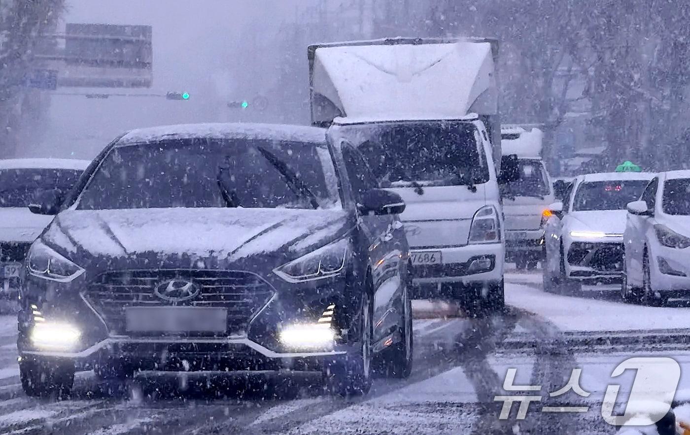 본문 이미지 - 밤사이 많은 눈이 내린 2일 오전 대구 신천동로에서 꼬리를 문 차량이 서행하며 거북이운행을 하고 있다. 2026.2.2 ⓒ 뉴스1 공정식 기자