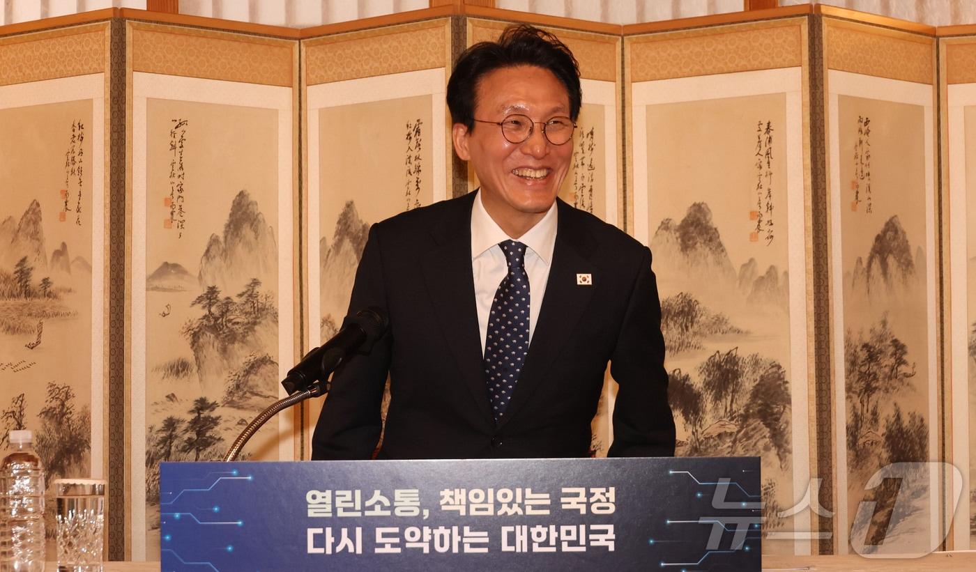 본문 이미지 - 김민석 국무총리가 2일 서울 종로구 총리공관에서 열린 출입기자 간담회에 착석하고 있다. (공동취재) 2026.2.2/뉴스1 ⓒ News1 이광호 기자