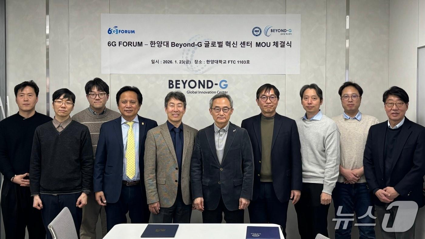 본문 이미지 - 한양대 Beyond-G 글로벌 혁신센터와 6G 포럼이 업무협약 후 기념촬영을 하고 있다. (한양대 제공)
