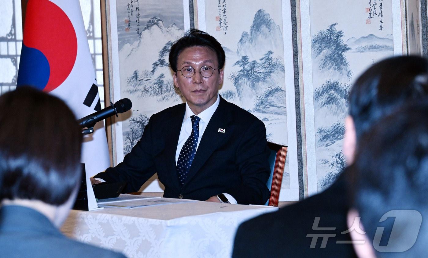 본문 이미지 - 김민석 국무총리가 2일 오후 서울 종로구 삼청동 총리공관에서 열린 출입기자단 간담회에서 기자단의 질문을 듣고 있다. (공동취재) 2026.2.2/뉴스1 ⓒ News1 이광호 기자