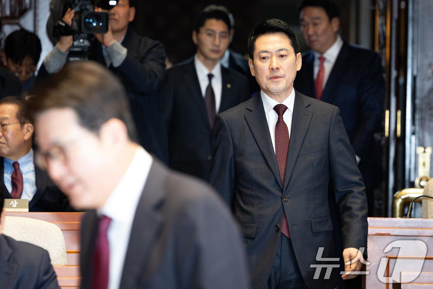 본문 이미지 - 장동혁 국민의힘 대표가 2일 서울 여의도 국회에서 열린 의원총회에 참석하고 있다. 2026.2.2/뉴스1 ⓒ News1 유승관 기자