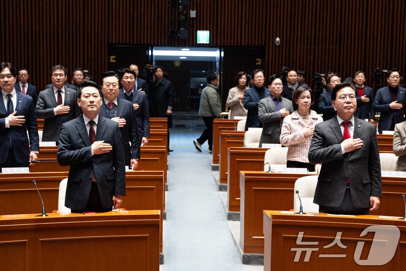 본문 이미지 - 장동혁 국민의힘 대표와 송언석 원내대표를 비롯한 의원들이 2일 서울 여의도 국회에서 열린 의원총회에서 국민의례를 하고 있다. 2026.2.2/뉴스1 ⓒ News1 유승관 기자