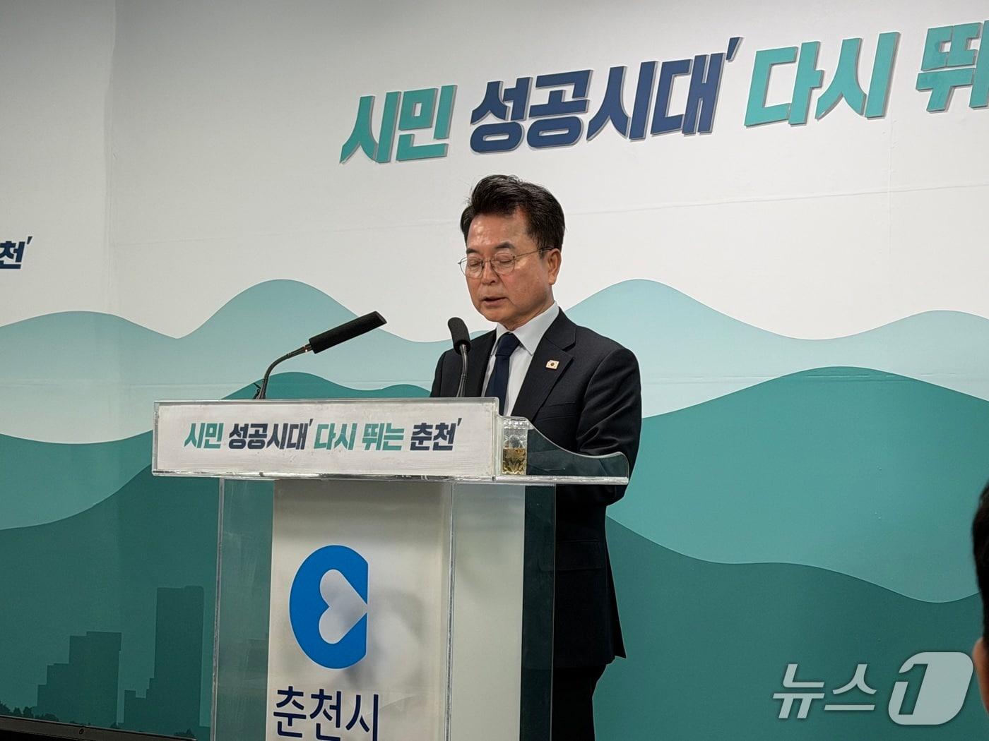 본문 이미지 - 육동한 춘천시장은 2일 시청 브리핑룸에서 브리핑을 열고 ‘2026년 설 연휴 종합대책’을 설명하고 있다.2026.2.2 한귀섭 기자