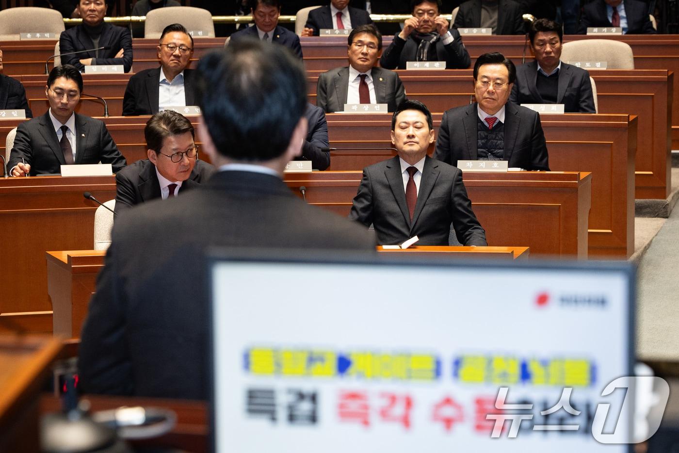 본문 이미지 - 장동혁 국민의힘 대표가 2일 서울 여의도 국회에서 열린 의원총회에서 송언석 원내대표의 모두 발언을 경청하고 있다. 2026.2.2/뉴스1 ⓒ News1 유승관 기자