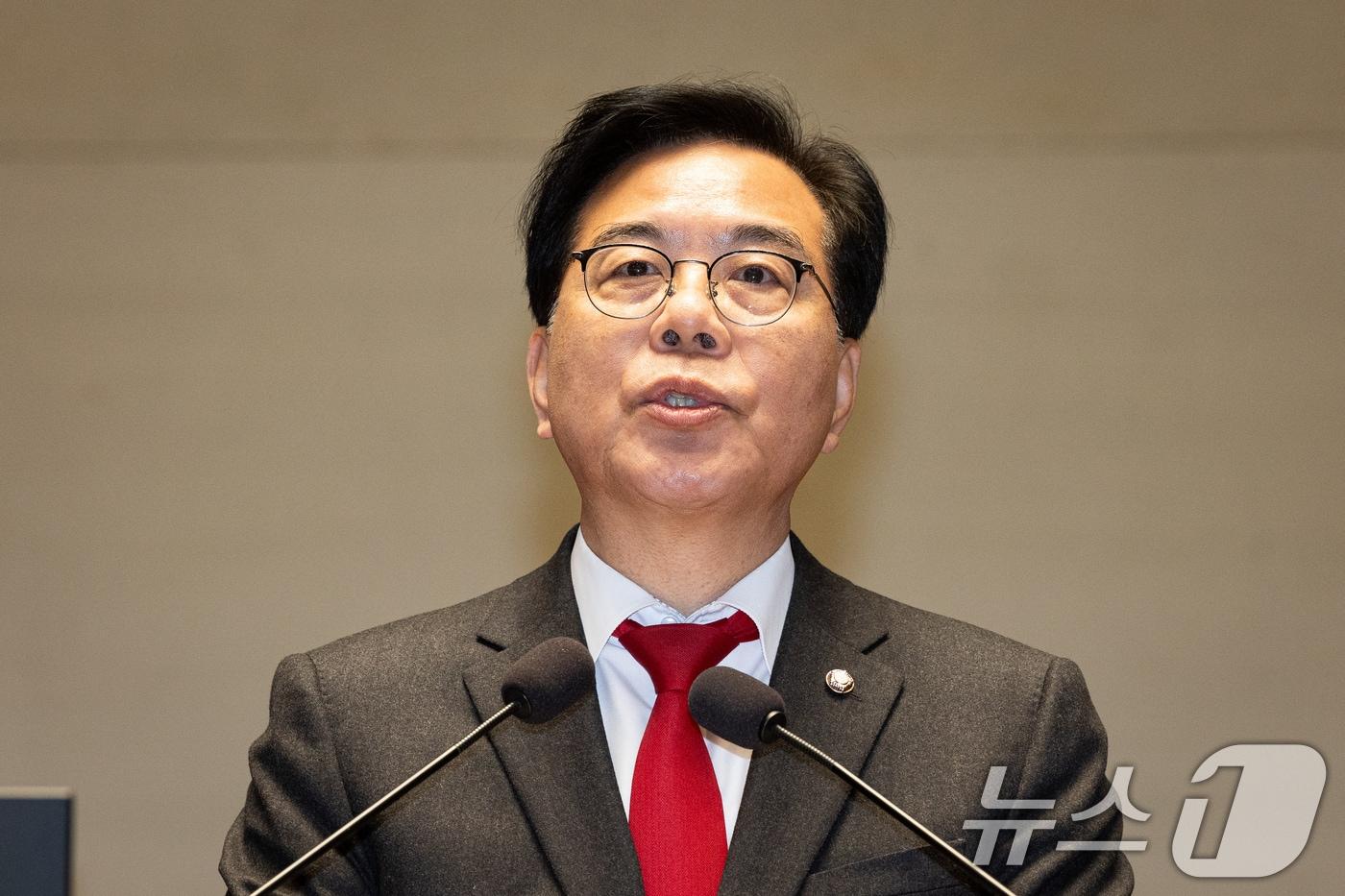 본문 이미지 - 송언석 국민의힘 원내대표가 2일 서울 여의도 국회에서 열린 의원총회에서 모두 발언을 하고 있다. 2026.2.2/뉴스1 ⓒ News1 유승관 기자