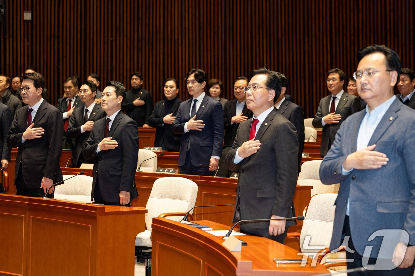 본문 이미지 - 장동혁 국민의힘 대표와 송언석 원내대표를 비롯한 의원들이 2일 서울 여의도 국회에서 열린 의원총회에서 국민의례를 하고 있다. 2026.2.2/뉴스1 ⓒ News1 유승관 기자