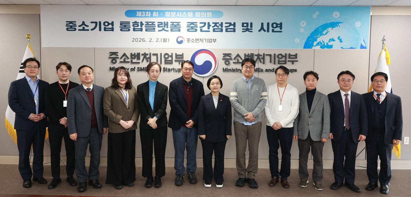 본문 이미지 - 한성숙 중소벤처기업부 장관이 2일 세종 청사에서 열린 '제3차 AI·정보시스템 협의회'에서 참석자들과 기념촬영을 하고 있다.(중소벤처기업부 제공)