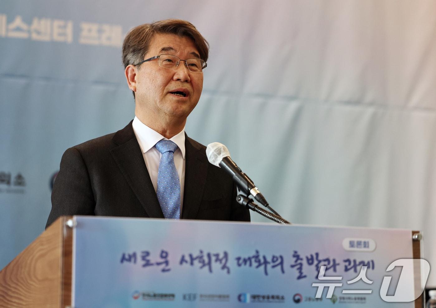 본문 이미지 - 김지형 경제사회노동위원회(경사노위) 위원장이 지난달 서울 중구 한국프레스센터에서 '새로운 사회적 대화의 출발과 과제'를 주제로 열린 노사정 토론회에서 인사말을 하고 있다.ⓒ 뉴스1 구윤성 기자