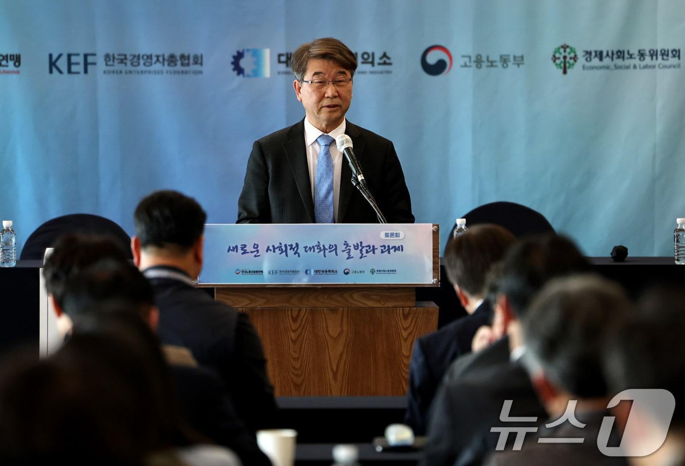 본문 이미지 - 김지형 경제사회노동위원회(경사노위) 위원장이 지난 2월 서울 중구 한국프레스센터에서 '새로운 사회적 대화의 출발과 과제'를 주제로 열린 노사정 토론회에서 인사말을 하고 있다.ⓒ 뉴스1 구윤성 기자