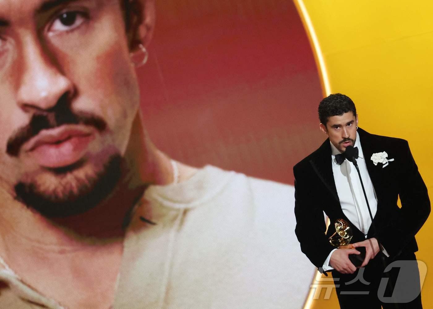 본문 이미지 - 푸에르토리코 출신의 라틴 팝 스타 배드 버니가 1일(현지시간) 미국 로스앤젤레스(LA) 크립토닷컴 아레나에서 열린 제68회 그래미 어워즈에서 '데비 티라르 마스 포토스'(Deb&iacute; tirar m s fotos)로 '베스트 뮤지카 어바나 앨범' 상을 수상한 뒤 발언하고 있다. 2026.02.01. ⓒ AFP=뉴스1 ⓒ News1 윤다정 기자