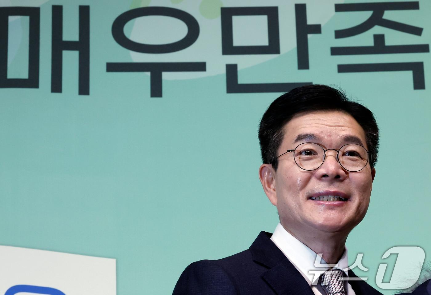 본문 이미지 - 정원오 성동구청장이 2일 오후 서울시 성동구 왕십리광장로 디노체컨벤션웨딩홀에서 가진 ‘매우 만족 정원오입니다’ 출판기념회에 참석자들과 기념 촬영을 하고 있다. 2026.2.2 ⓒ 뉴스1 박정호 기자