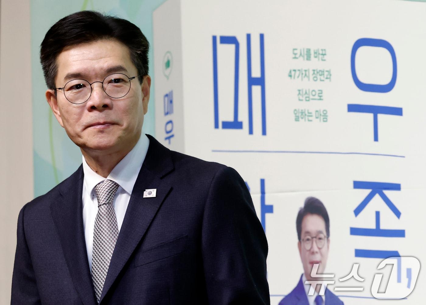 본문 이미지 - 정원오 성동구청장이 2일 오후 서울시 성동구 왕십리광장로 디노체컨벤션웨딩홀에서 가진 ‘매우 만족 정원오입니다’ 출판기념회에 참석자들을 맞이하고 있다. 2026.2.2/뉴스1 ⓒ News1 박정호 기자