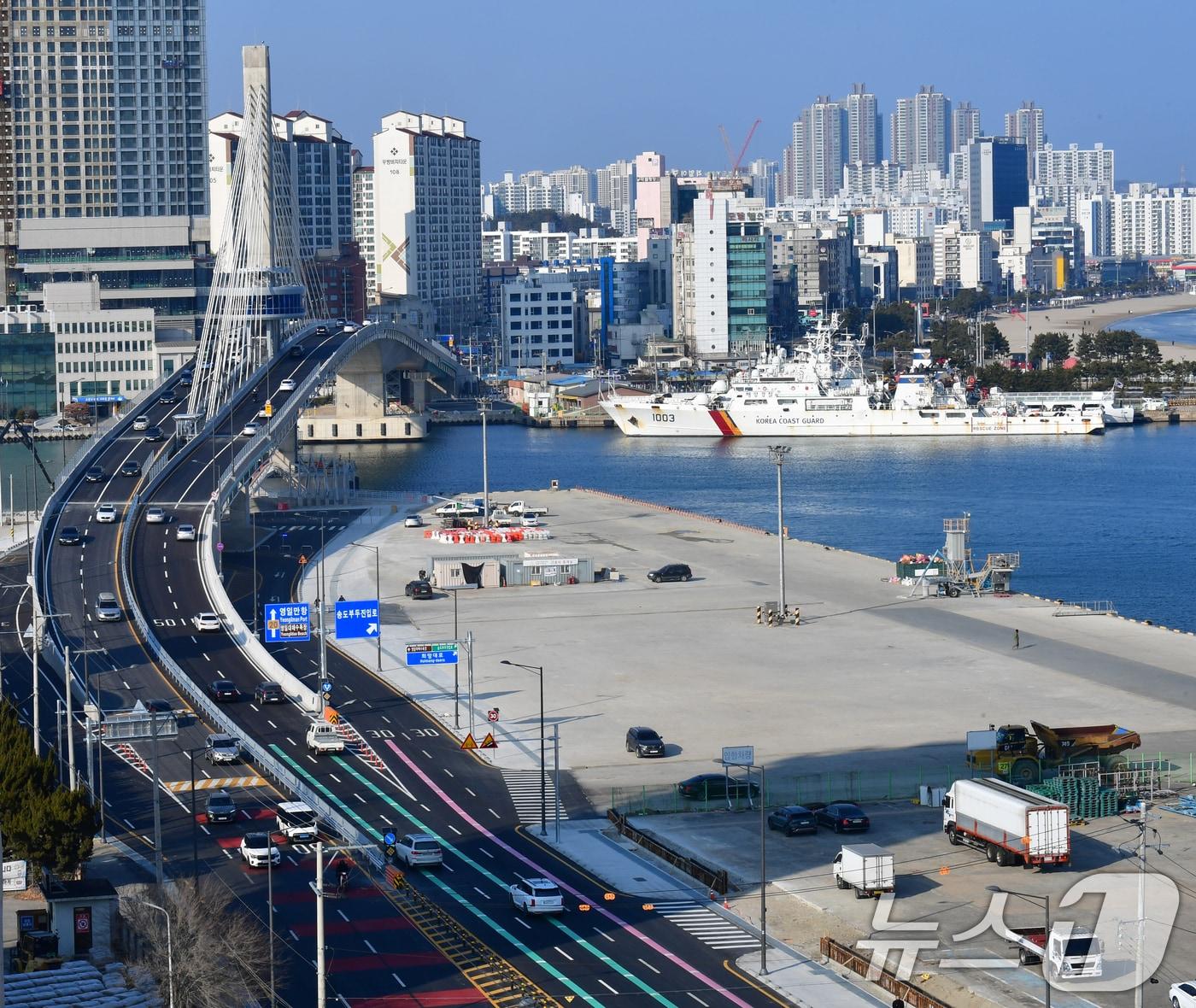 본문 이미지 - 2일 오후 경북 포항시 송도동(송도해수욕장)과 북구 항구동(영일대해수욕장)을 연결하는 해오름대교가 개통되자 차량들이 줄지어 이동하고 있다. 2026.2.2/뉴스1 ⓒ News1 최창호 기자