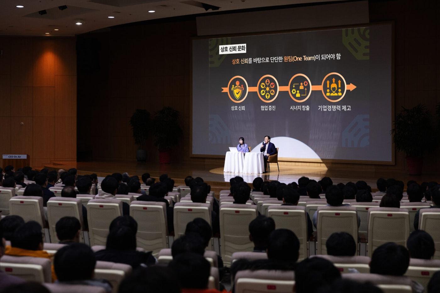 본문 이미지 - 정철동 사장은 지난달 29일 파주 사업장에서 온·오프라인 타운홀 미팅을 진행했다.(LG디스플레이 제공)