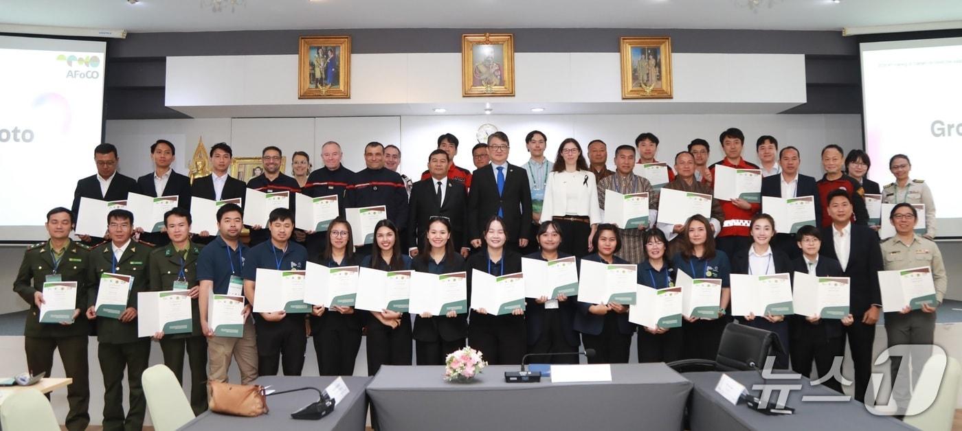 본문 이미지 - 아시아 산불 교관 양성 과정 폐막식에서 참석자들이 기념사진을 촬영하고 있다. (산림청 제공.재판매 및 DB금지)/뉴스1