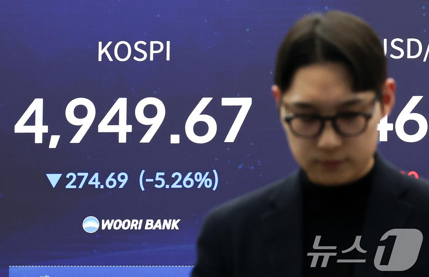 본문 이미지 - 2일 오후 서울 중구 우리은행 본점 딜링룸 전광판에 증시 현황이 표시되어 있다. 이날 코스피는 전 거래일 대비 274.69p(5.26%) 하락한 4949.67, 코스닥은 51.08p(4.44%) 내린 1098.36에 마감했다. 2026.2.2/뉴스1 ⓒ News1 최지환 기자